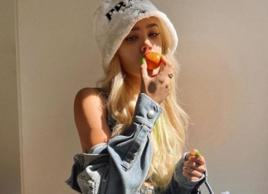 Danna Paola 'confunde' a sus fans al comerse mandarina con todo y cáscara