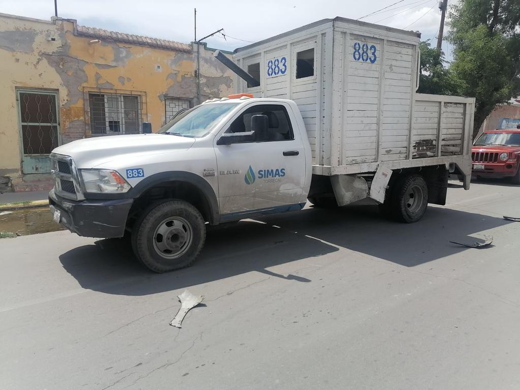 Empleado de Simas Torreón provoca fuerte accidente vial