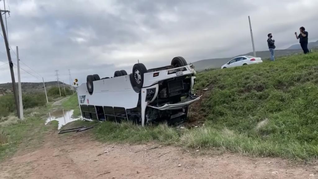 Camión vuelca en carretera Saltillo-Zacatecas; hay 12 pasajeros lesionados