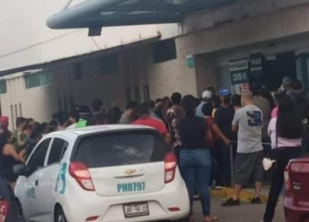 Exhiben clínica del IMSS abarrotada por 'COVID' en Mazatlán, Sinaloa