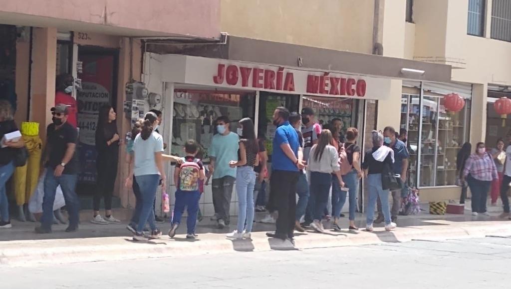 Ciudadanos relajan medidas sanitarias tras vacunación contra COVID en Saltillo