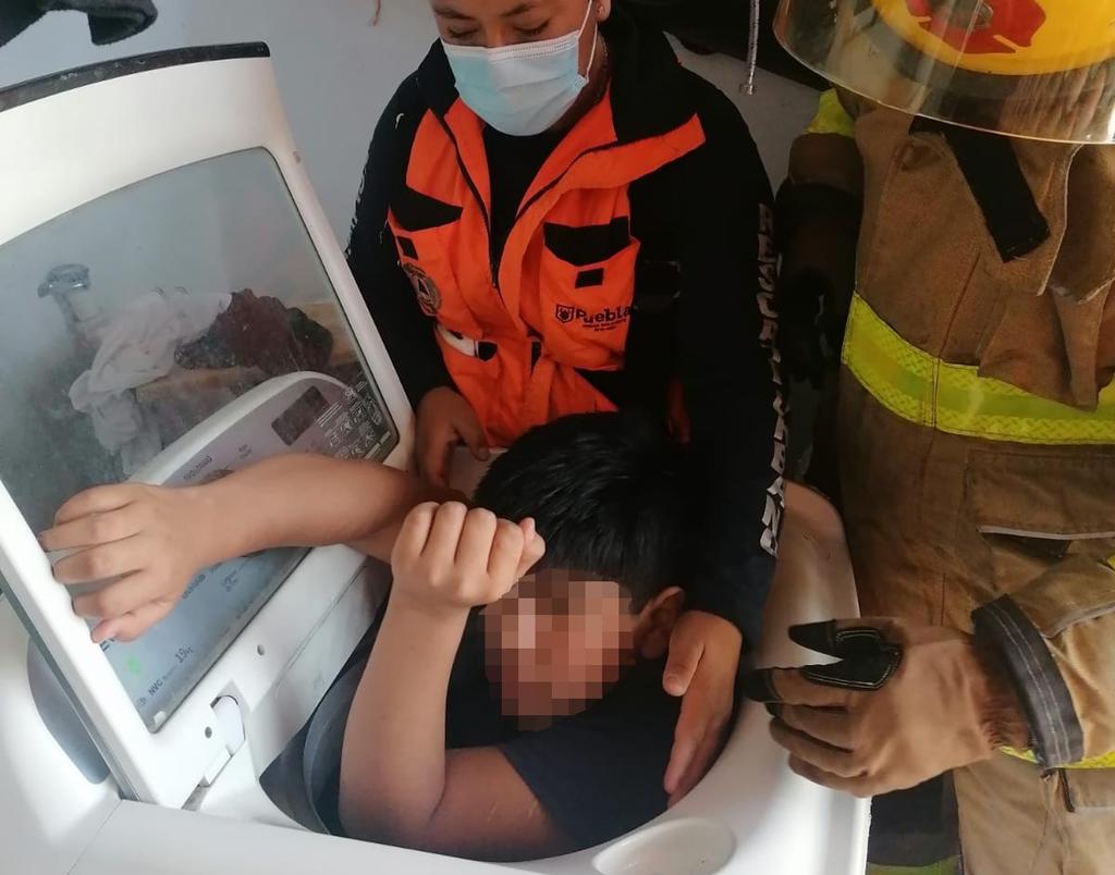 Autoridades rescatan a niño de Puebla quien quedó atrapado en lavadora