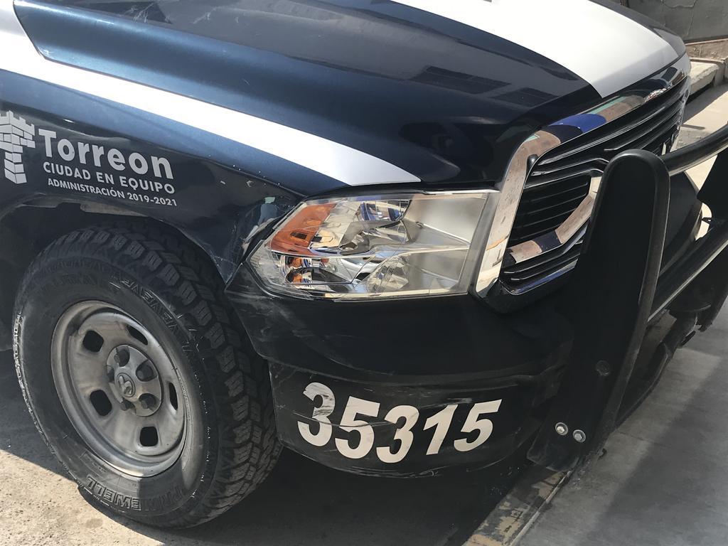 Patrulla de la Policía de Torreón se pasa un rojo y provoca accidente en la colonia Roma