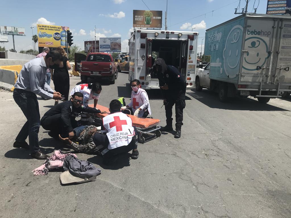 Sexagenario resulta lesionado tras accidente de motocicleta en la colonia Moderna en Torreón