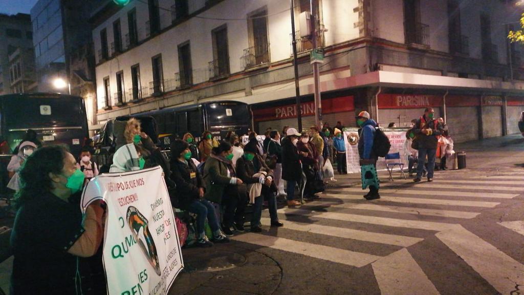 Coahuilenses jubilados del IMSS realizan plantón en Ciudad de México