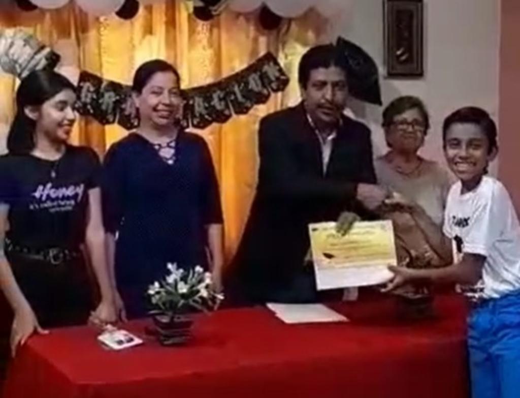 'México mágico'; la ceremonia de graduación 'formal' en casa a niño que se hizo viral