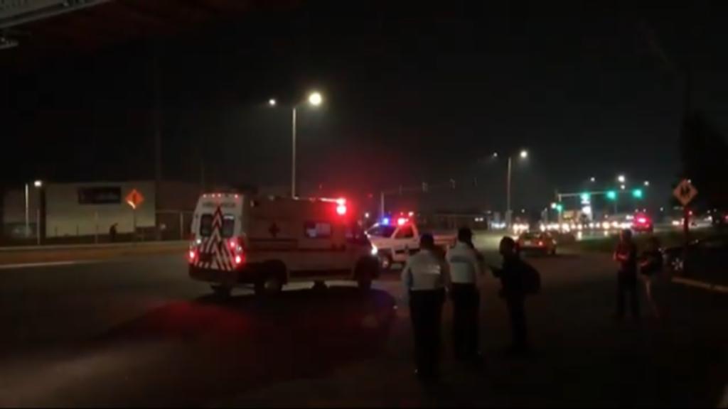 Hombre sobrevive tras lanzarse de puente peatonal en Saltillo