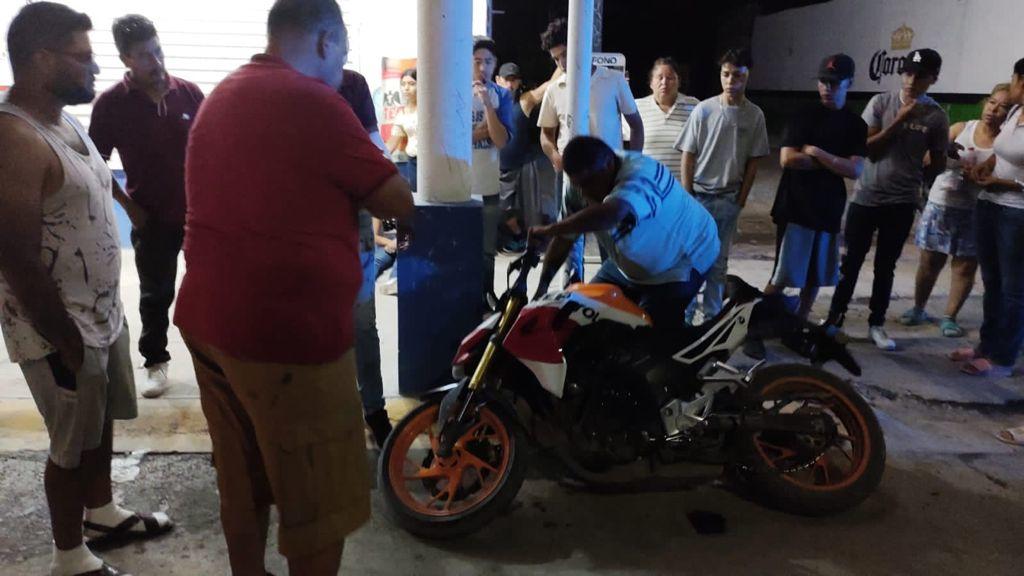 Accidente de moto en el fraccionamiento La Paz de Torreón deja tres jóvenes lesionados