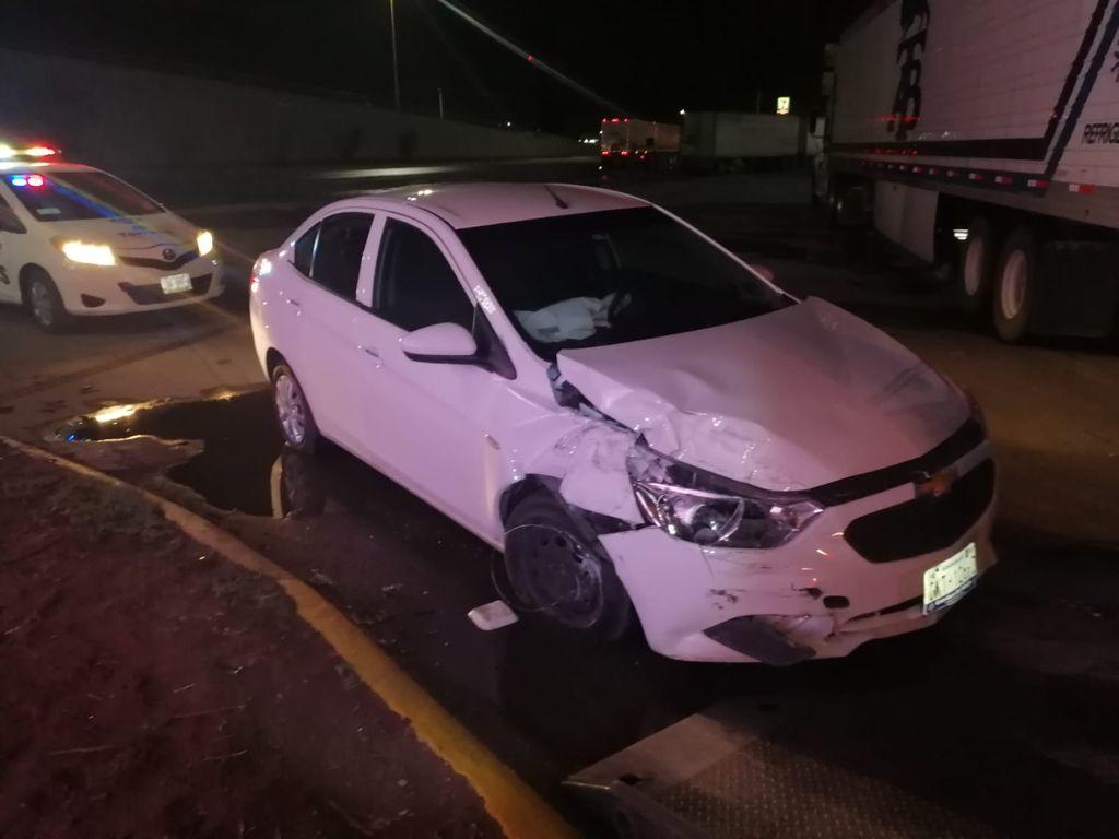 Conductor abandona vehículo tras chocar en el puente El Campesino de Torreón