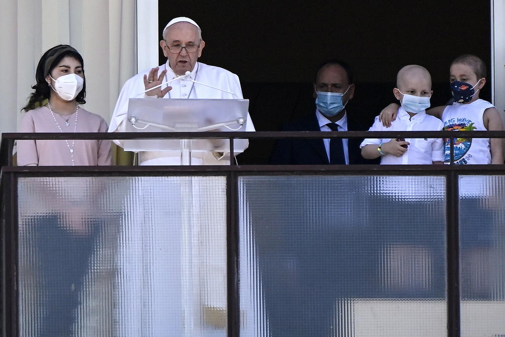 El papa Francisco hace su primera aparición desde su cirugía