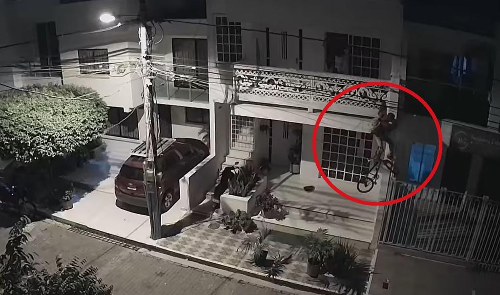 Ladrón se vuelve viral por robar una bicicleta a la 'Spider-Man'