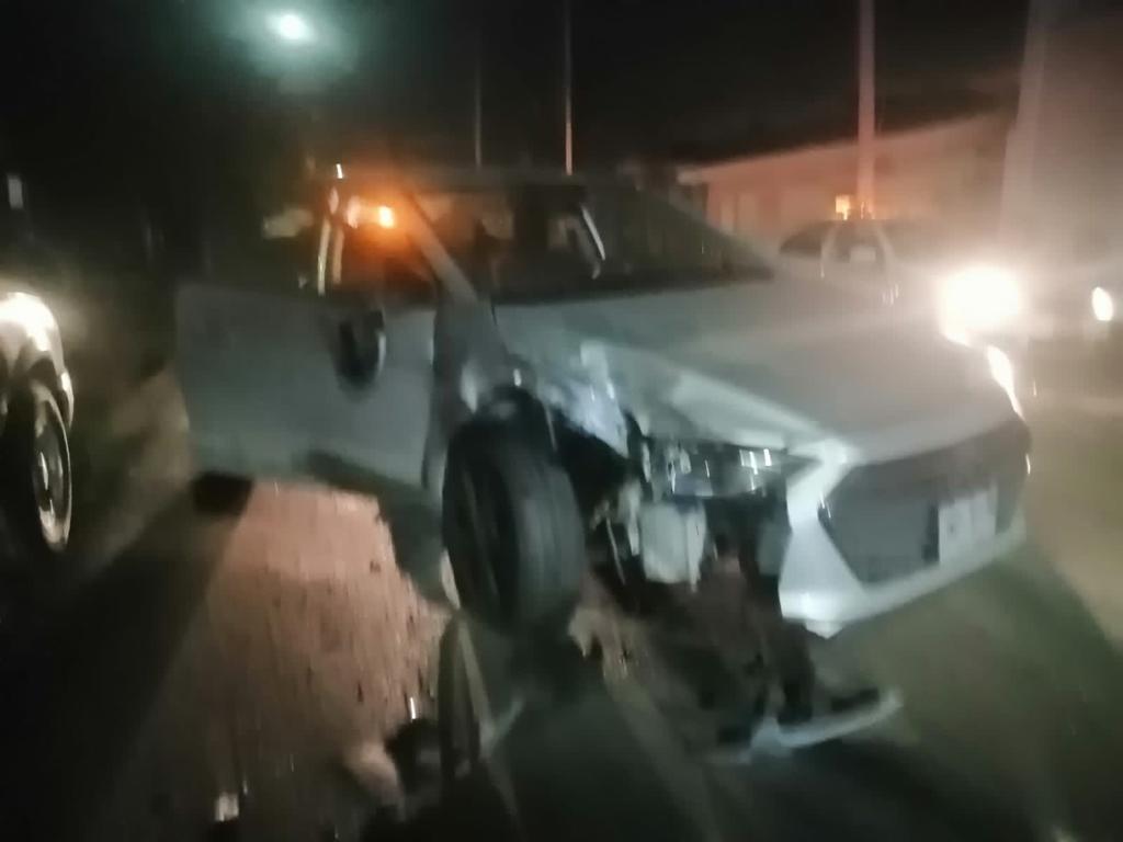 Automovilista en estado de ebriedad provoca daños en tres autos estacionados en Torreón Jardín