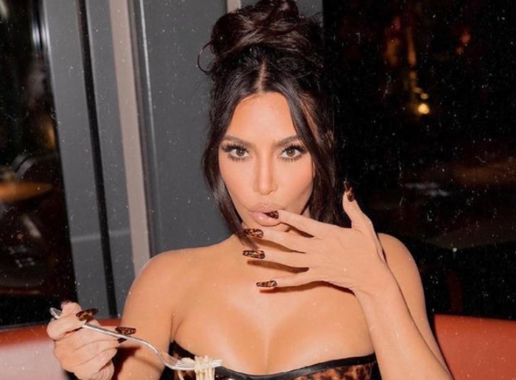 Kim Kardashian 'sorprende' con sus curvas entre la vegetación