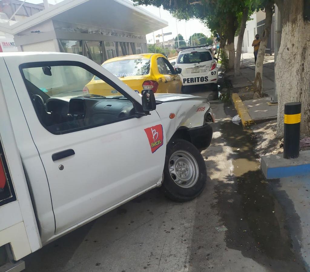 Taxi choca con vehículo repartidor de frituras en la zona Centro de Torreón