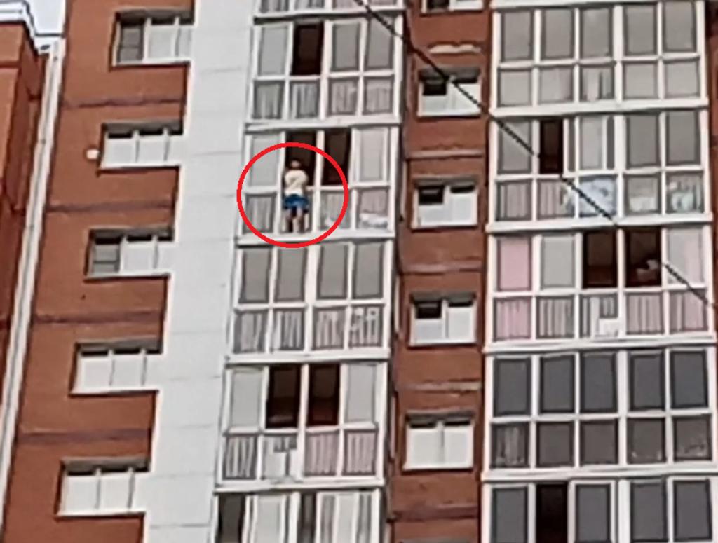 Sujeto amenaza tirar a un niño de un balcón, exigiendo ver a su esposa