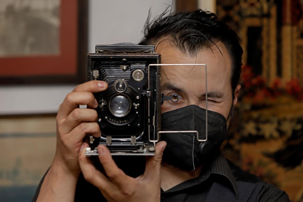 Conoce a Domenikos Ruiz Muñoz, el mexicano que ha coleccionado 3 mil cámaras fotográficas de todas las épocas