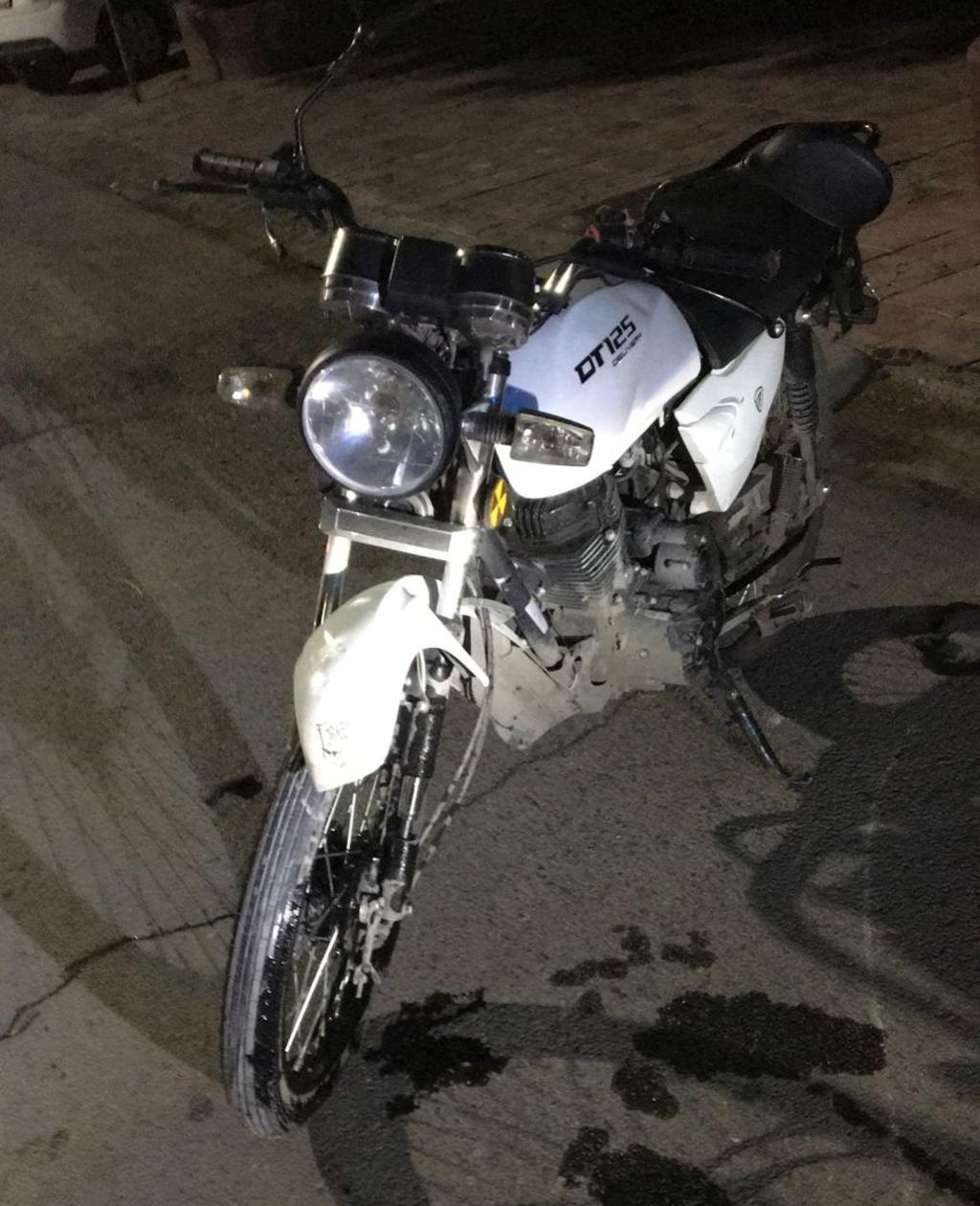 Motociclista no respeta preferencia de vialidad en el Centro de Torreón y es impactado por vehículo
