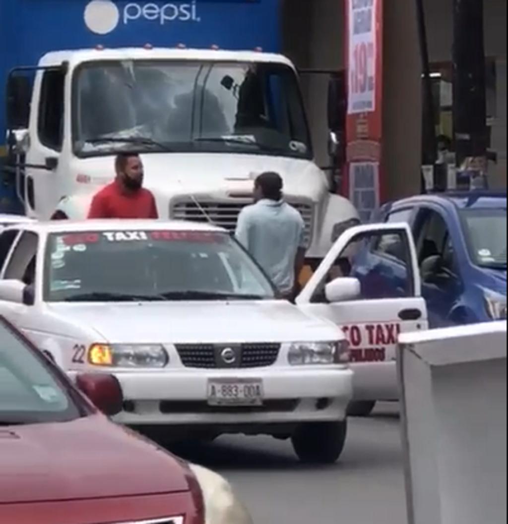 Taxista de Monclova y operador de InDriver pelean por pasaje en vía pública