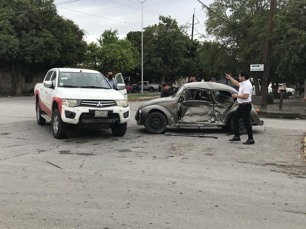 Vehículo de la Conagua provoca aparatoso accidente en la colonia Bocanegra de Torreón