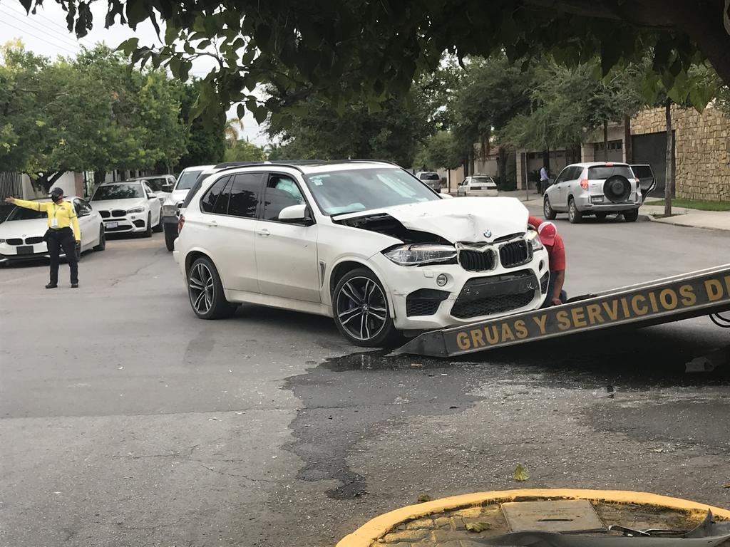 Septuagenario no respeta señal de alto y se traviesa en su vehículo a camioneta de lujo en Torreón