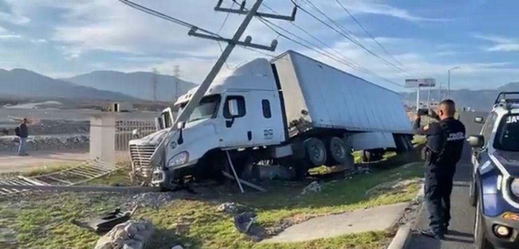 Conductor de tráiler se estrella contra poste de luz tras dormitar al volante en Saltillo