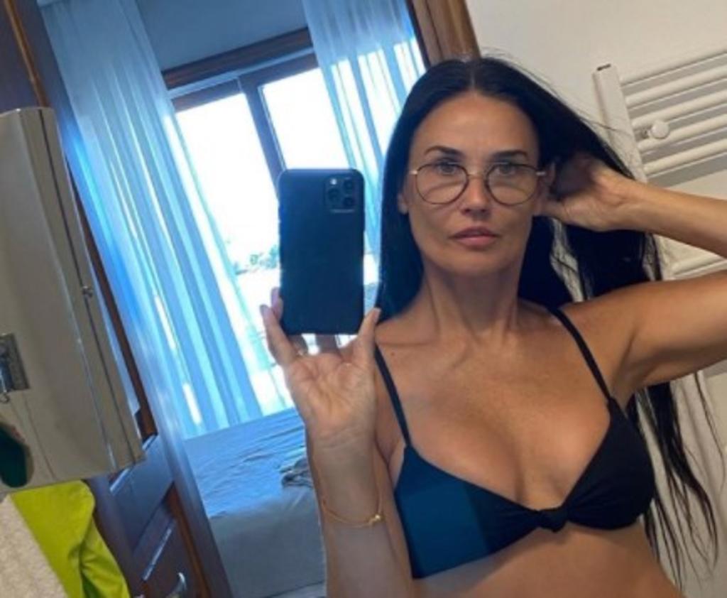 Demi Moore se luce en bikini a los 58 años de edad con 'selfie'