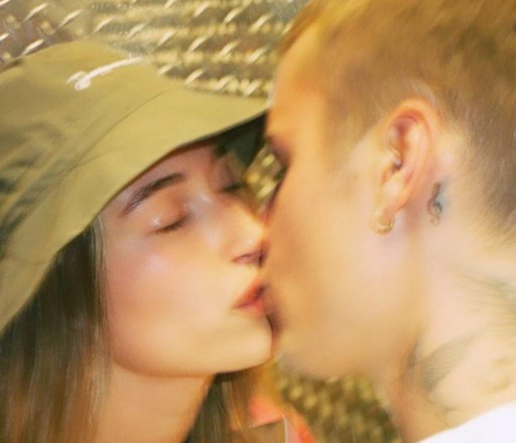 'Rodeada de mucho amor'; Hailey desmiente con beso 'agresión' de Justin Bieber
