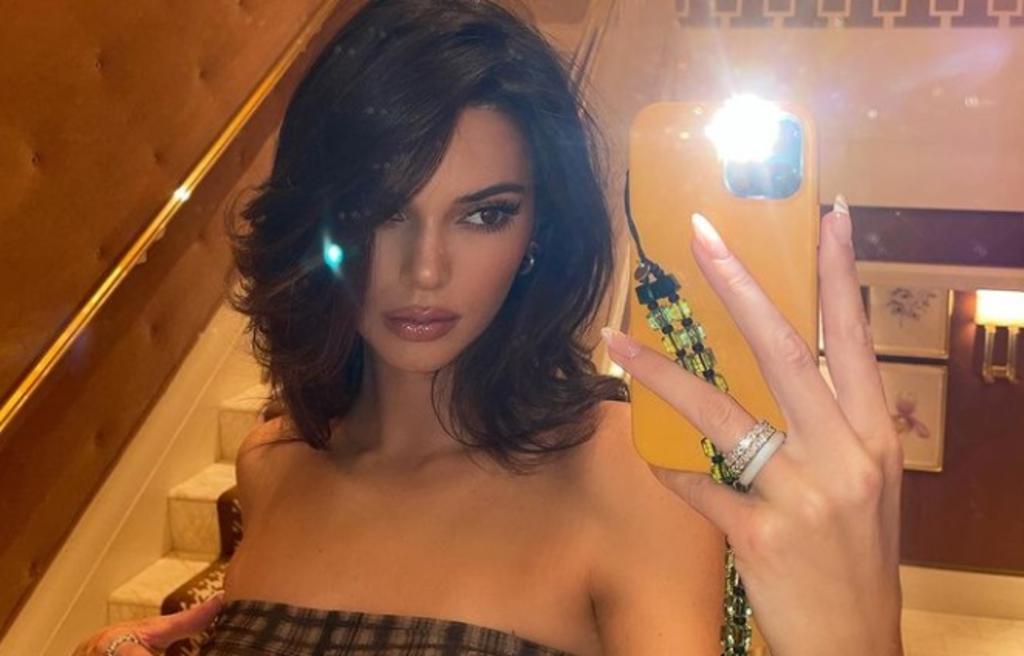 Kendall Jenner promociona su línea exclusiva de ropa con microbikini