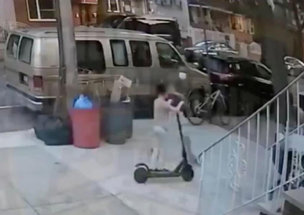 Policía comparte video del momento en que ladrón le roba a un niño su ‘scooter’