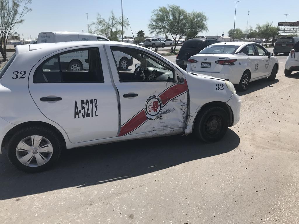 Pasajera de taxi resulta lesionada tras accidente en Torreón