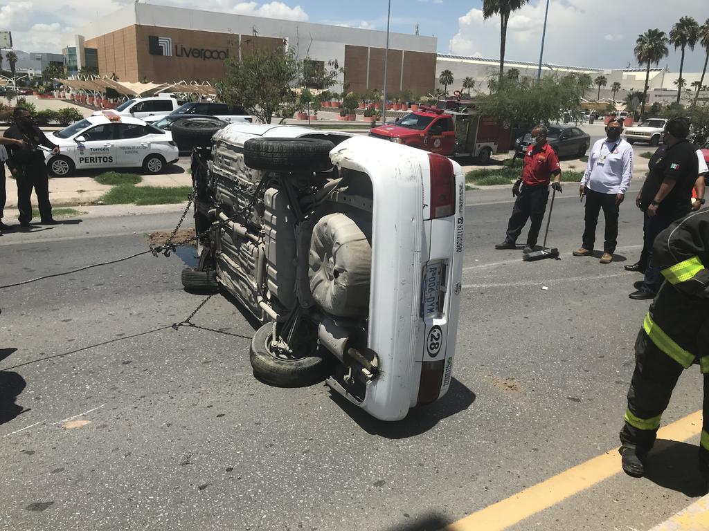 Taxista sufre volcadura sobre el periférico Raúl López Sánchez en Torreón