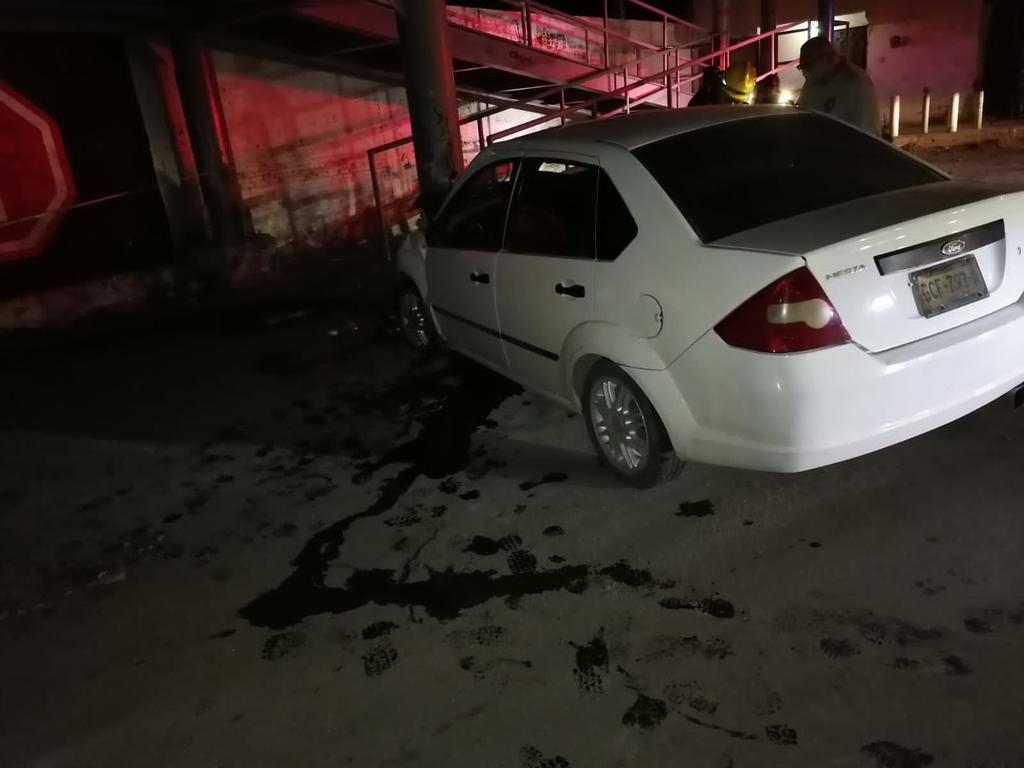 Joven de Torreón muere tras impactar su vehículo contra puente peatonal en la colonia Valle Dorado