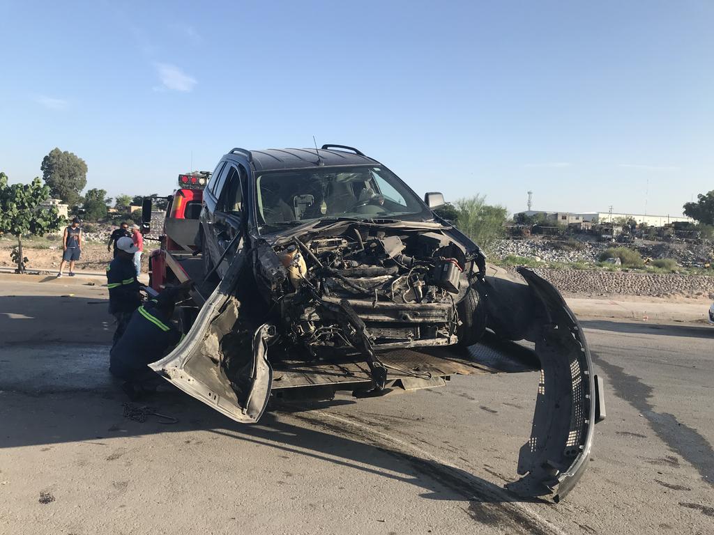 Joven arrolla a perro y se impacta con dos vehículos estacionados en la colonia Plan de Ayala en Torreón
