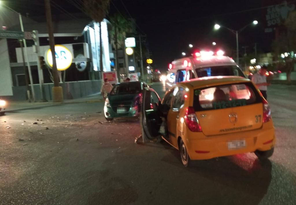 Conductor abandona su vehículo tras chocar contra un taxi en Torreón