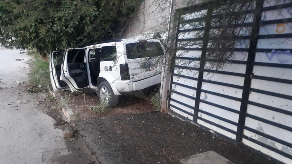 Abandonan camioneta tras chocar contra un árbol y un domicilio en la colonia Las Julietas de Torreón