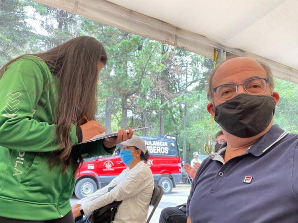 Felipe Calderón recibe segunda dosis antiCOVID y aprovecha para manifestar su preocupación por el manejo de la pandemia en México