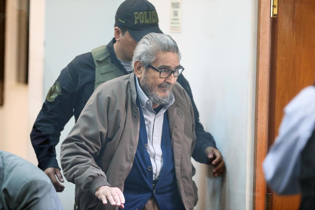 El fundador del grupo terrorista Sendero Luminoso es atendido en la cárcel por problemas de salud en Perú