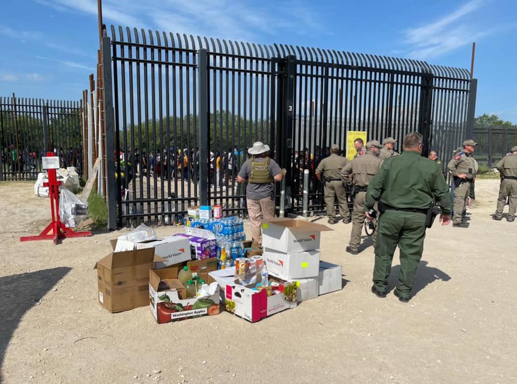 Más de 300 migrantes de diversas nacionalidades se entregan a autoridades de EUA en Del Río
