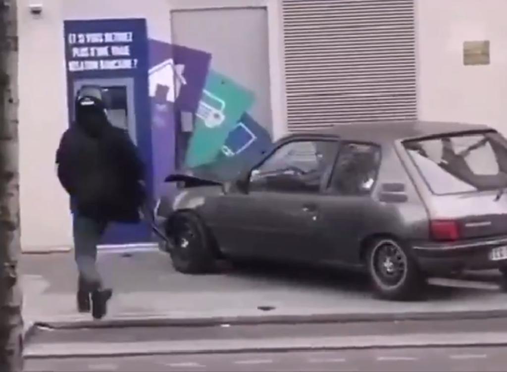 Ladrones intentando robar un cajero automático destruyen su propio auto