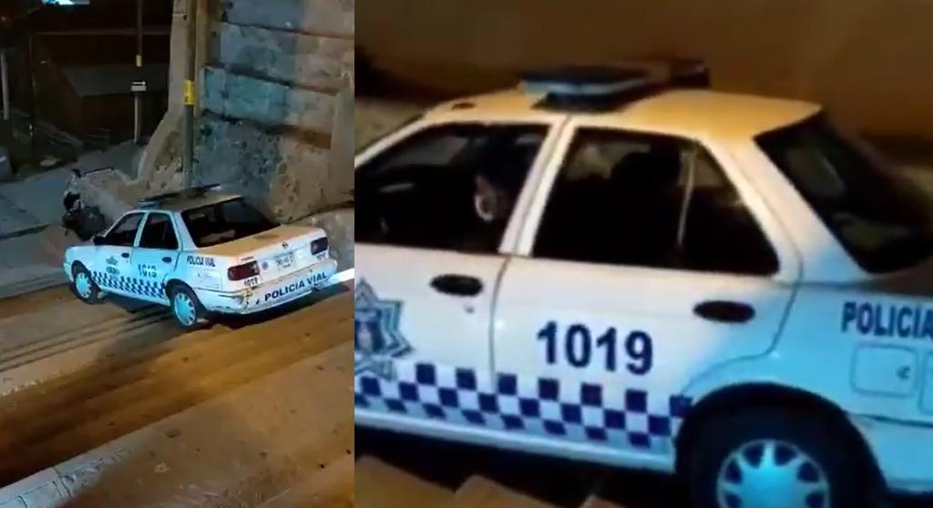 Captan a policía 'ebrio' bajando escaleras en Oaxaca a bordo de una patrulla