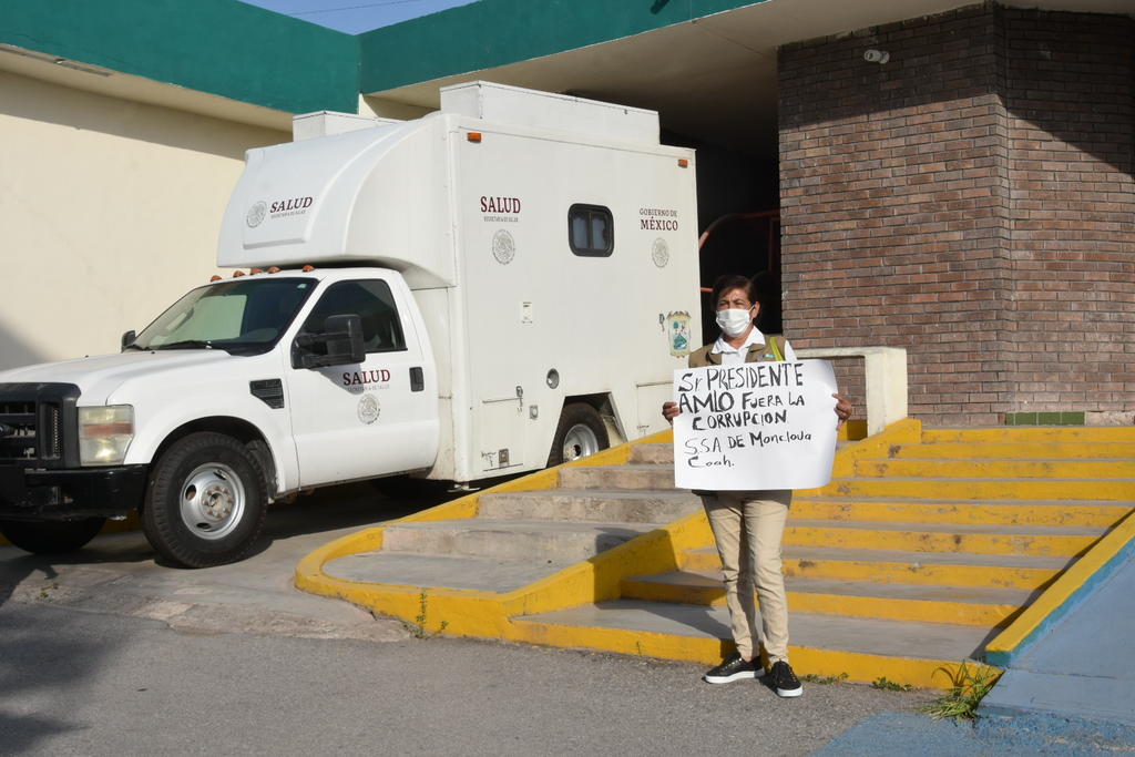 Empleada protesta por irregularidades en la Secretaría de Salud Jurisdicción 04 en Monclova