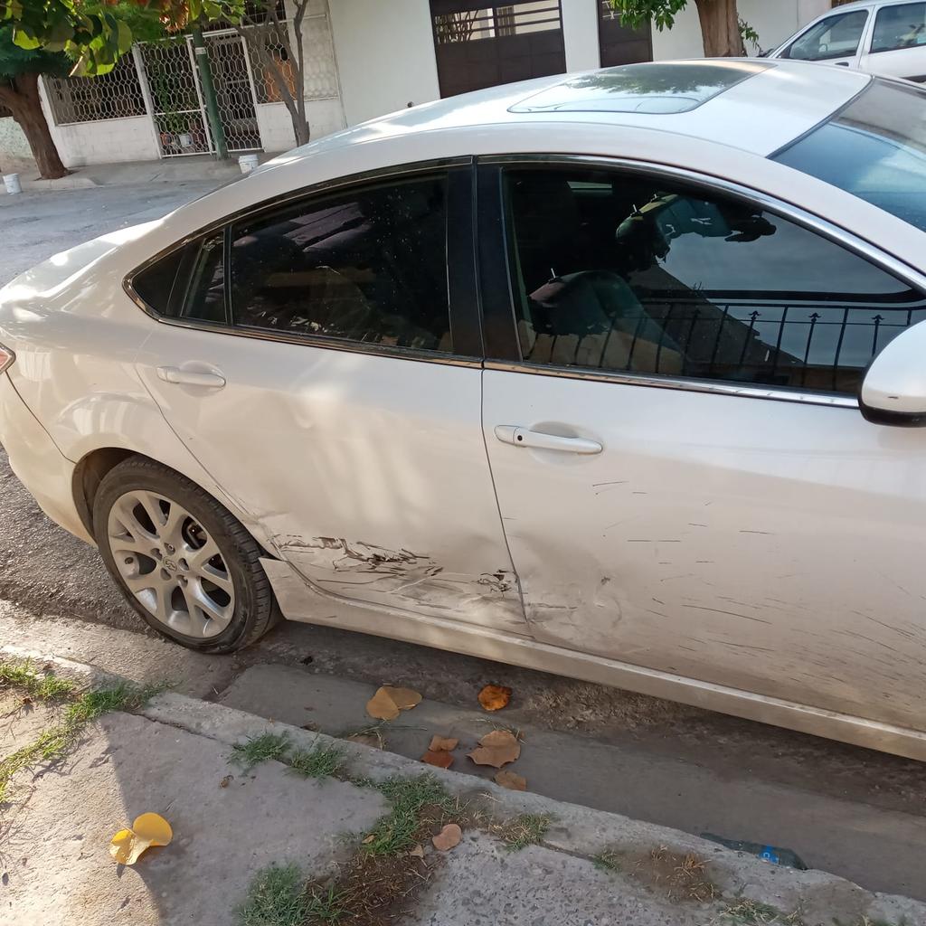 Auto no respeta alto y se impacta contra el vehículo de una pareja en la colonia Villa California de Torreón