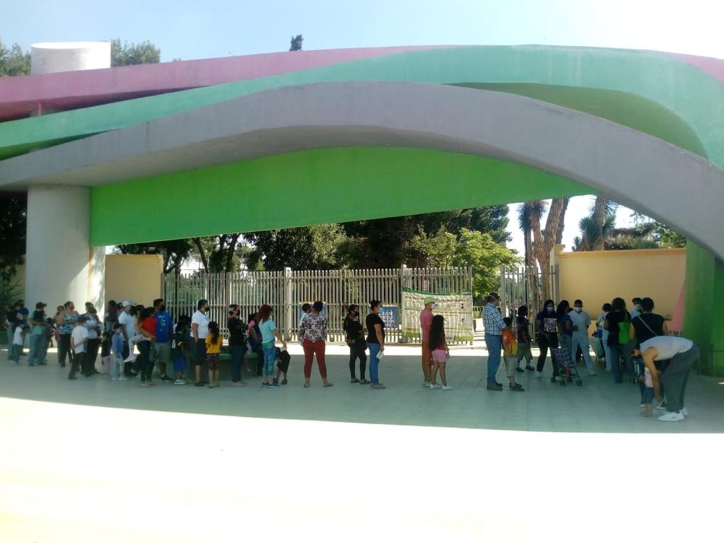 Padres de familia abarrotan parques para completar vacunación de sus hijos en Saltillo