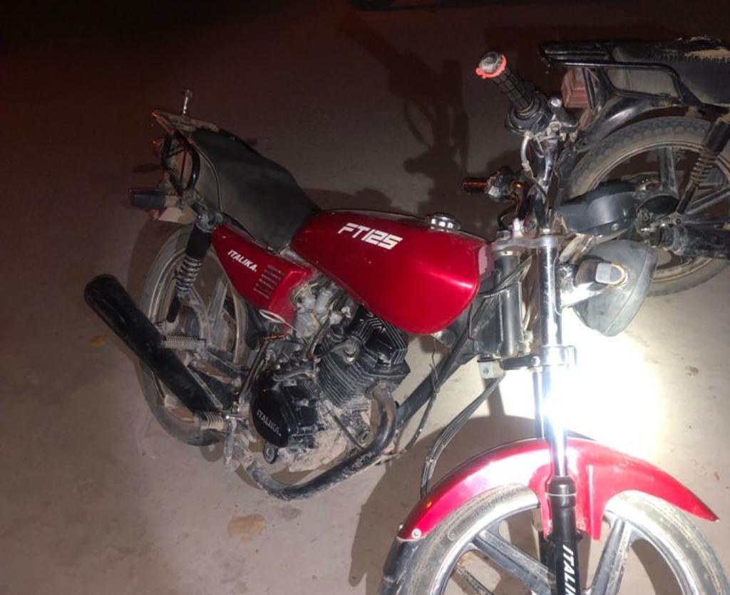 Perros atacan a motociclista y provocan impacto con auto estacionado en la colonia Loma Real II de Torreón