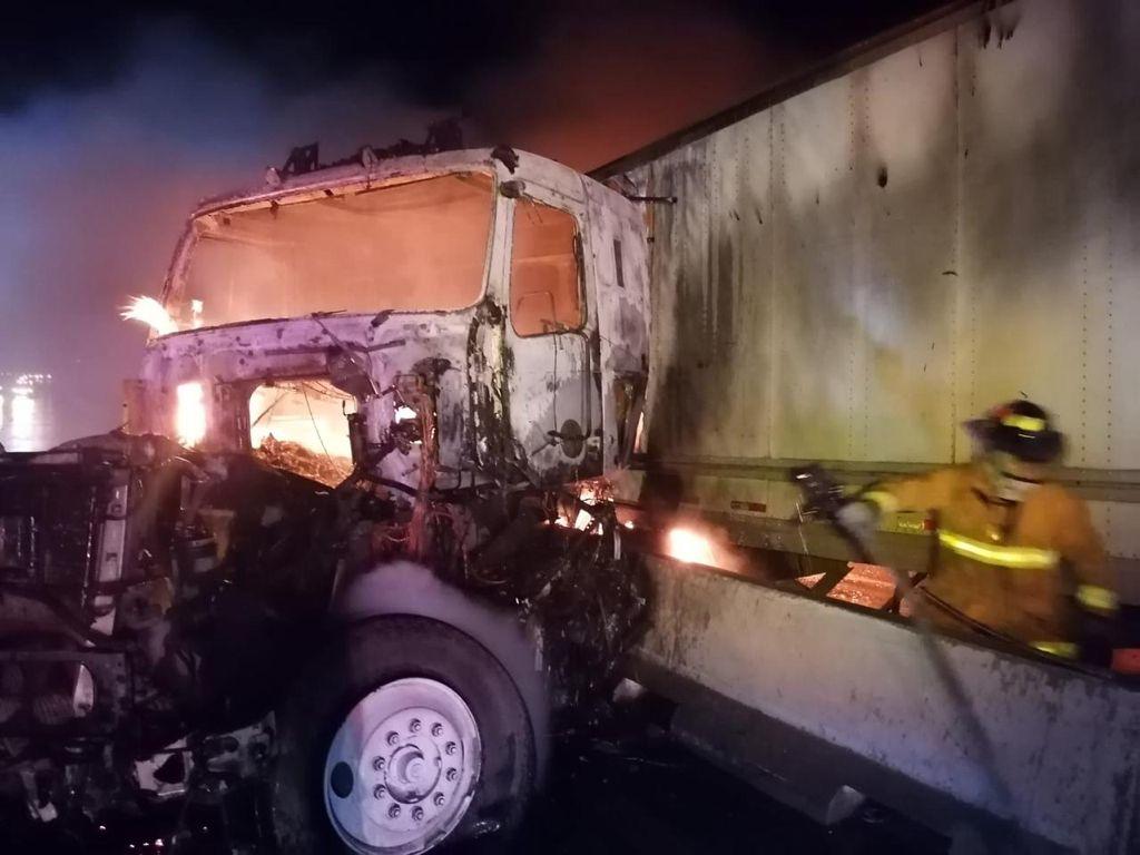 Conductor de tráiler pierde el control del volante y se impacta en autopista Saltillo-Monterrey