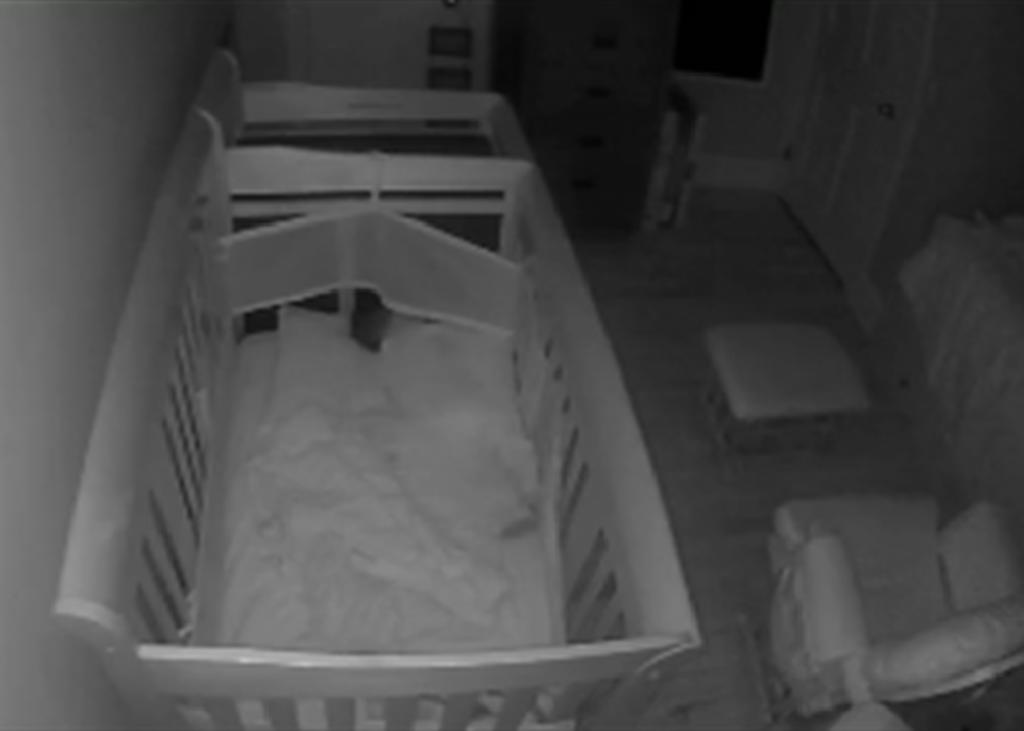 Madre cree que monitor de bebé de su hijo captó un sonido paranormal