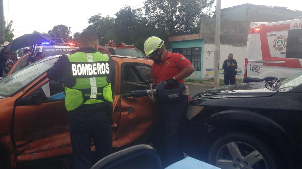 Por no respetar el alto, conductora estrella su vehículo contra otro en Ramos Arizpe