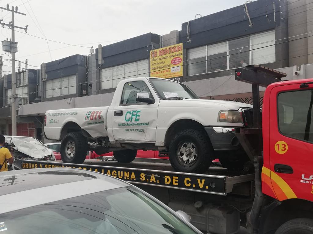 Vehículo de la CFE choca en la calzada Colón de Torreón