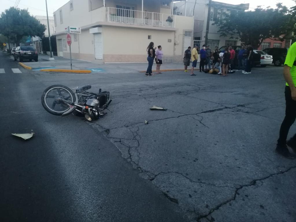 Integrante de la Banda Terrones es embestido por automóvil en Torreón; sufre fractura y contusiones