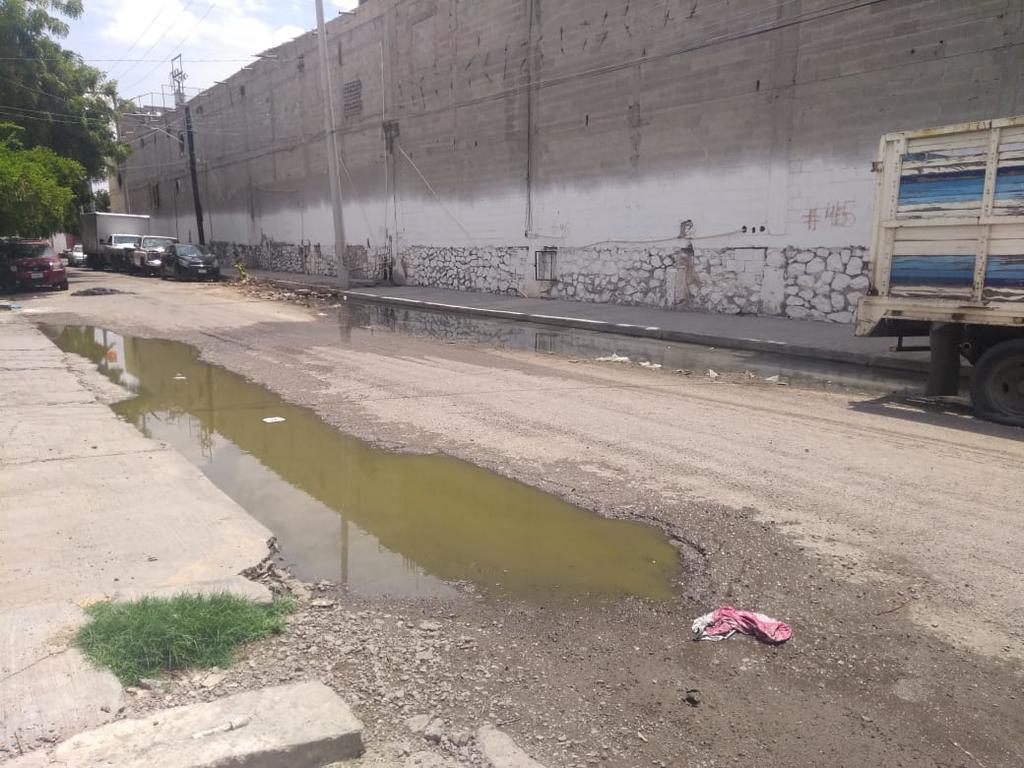 Brotes de drenaje siguen en Torreón, ahora a espaldas del Mercado de Abastos
